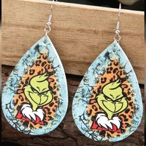Grinch leather teardrop earrings! NWT!